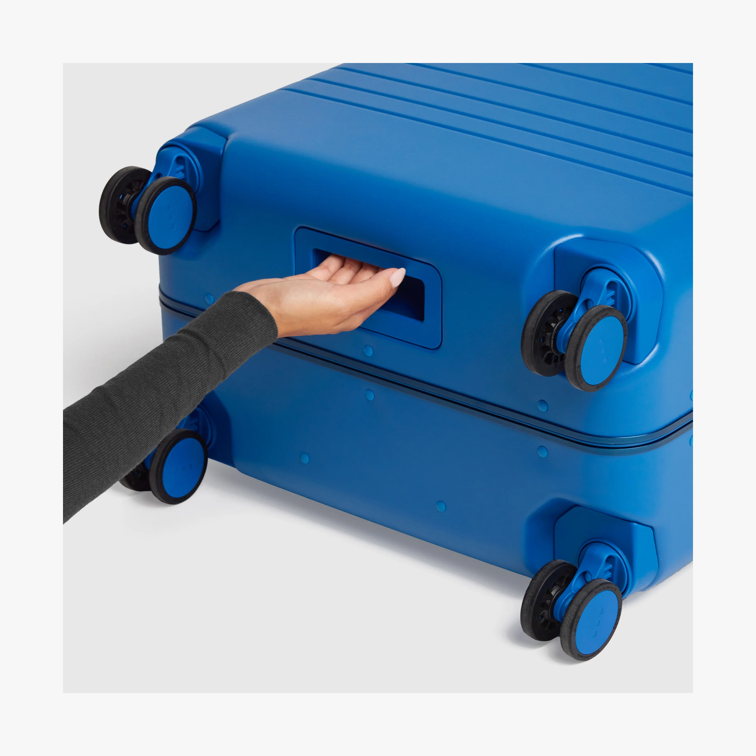 Medium Hybrid CheckIn In Coastal Blue - Image 10